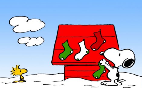 Snoopy decorando de Navidad su Caseta.