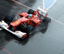 Wallpaper de un Ferrari bajo la lluvia